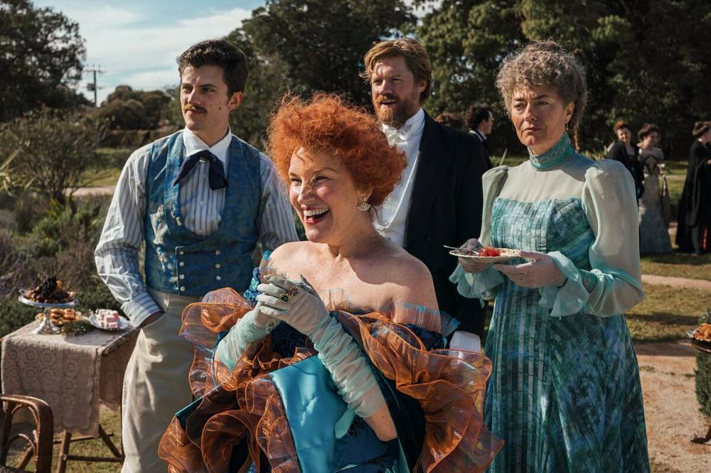Netflix oprášil více než stoletou klasiku. Slavný příběh, který kdysi odstartoval kariéru Sama Neilla, se vrací jako velkolepý seriál