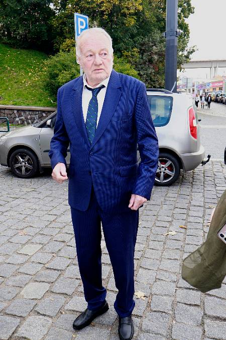 Oblíbeného herce a baviče už opouštějí síly, práci hodně omezil. Dovolenou v Senegalu ale zvládl