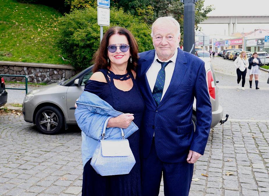 Oblíbeného herce a baviče už opouštějí síly, práci hodně omezil. Dovolenou v Senegalu ale zvládl