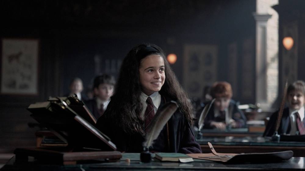 Harry Potter se vrací, ale tentokrát bude všechno jinak. Nové záběry ukázaly svět, který fanoušci poznají až překvapivě dobře