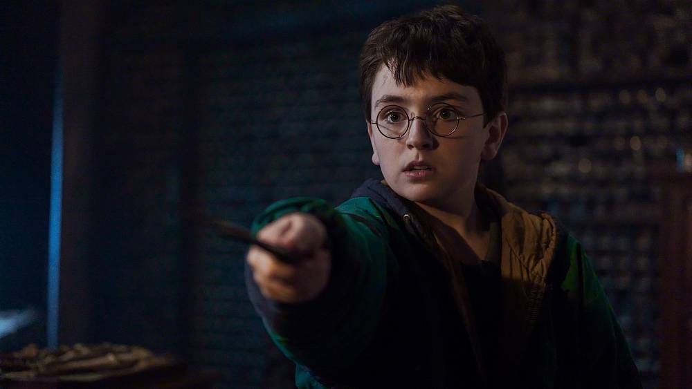 Harry Potter se vrací, ale tentokrát bude všechno jinak. Nové záběry ukázaly svět, který fanoušci poznají až překvapivě dobře