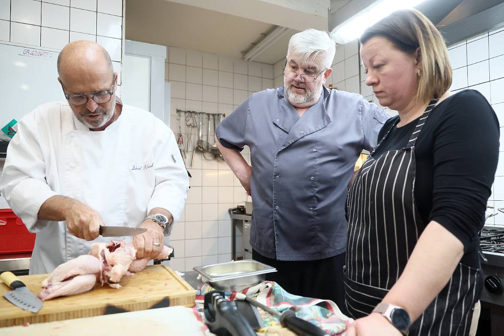Zdeněk Pohlreich zasahuje v Jincích: Restauraci bývalého poslance trápí dluhy i chaotická kuchyně