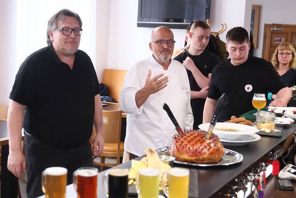 Zdeněk Pohlreich zasahuje v Jincích: Restauraci bývalého poslance trápí dluhy i chaotická kuchyně