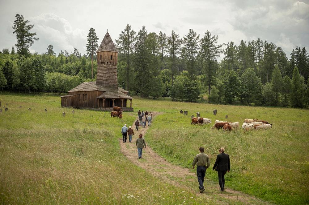 Vypadá jako poklidná vesnice. Pak shoří kostel a všechno se začne rozpadat
