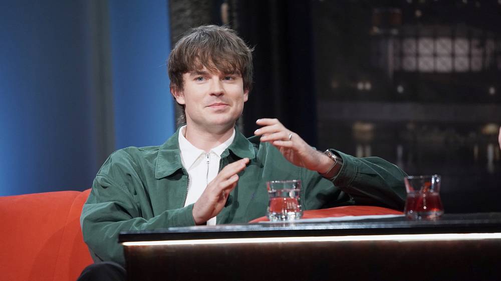 Tři hosté, jeden červený gauč a otázka, která může zaskočit i ostřílené celebrity. Jan Kraus opět vytáhne eso z rukávu