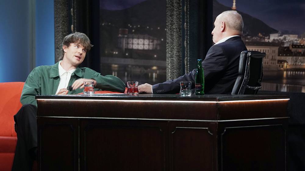Tři hosté, jeden červený gauč a otázka, která může zaskočit i ostřílené celebrity. Jan Kraus opět vytáhne eso z rukávu