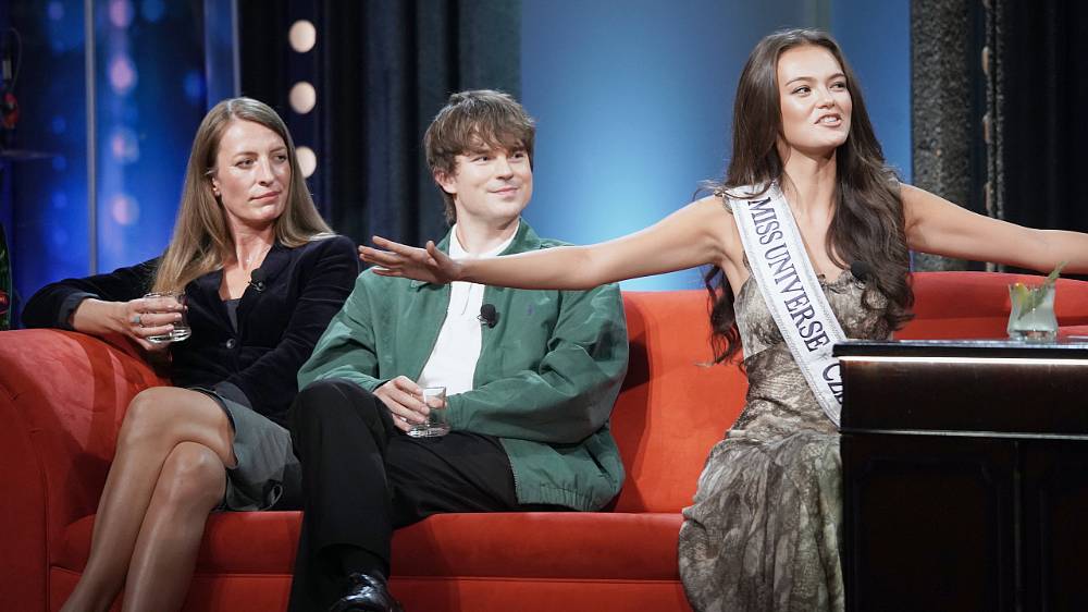 Tři hosté, jeden červený gauč a otázka, která může zaskočit i ostřílené celebrity. Jan Kraus opět vytáhne eso z rukávu