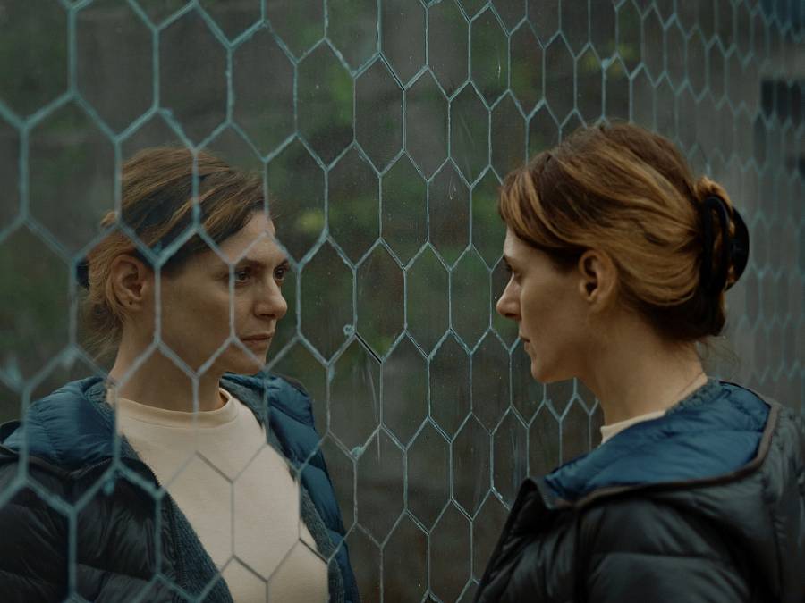 Novinka: Utekla s dětmi do bezpečí. U otce ale našla něco mnohem děsivějšího než u svého manžela