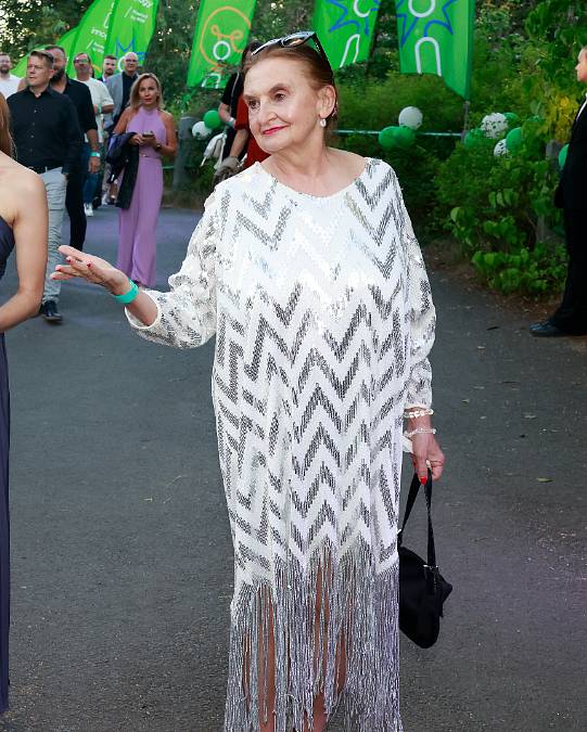 Spí na terase a snídá fíky. Eva Holubová ukázala, jak vypadá její život na Sicílii
