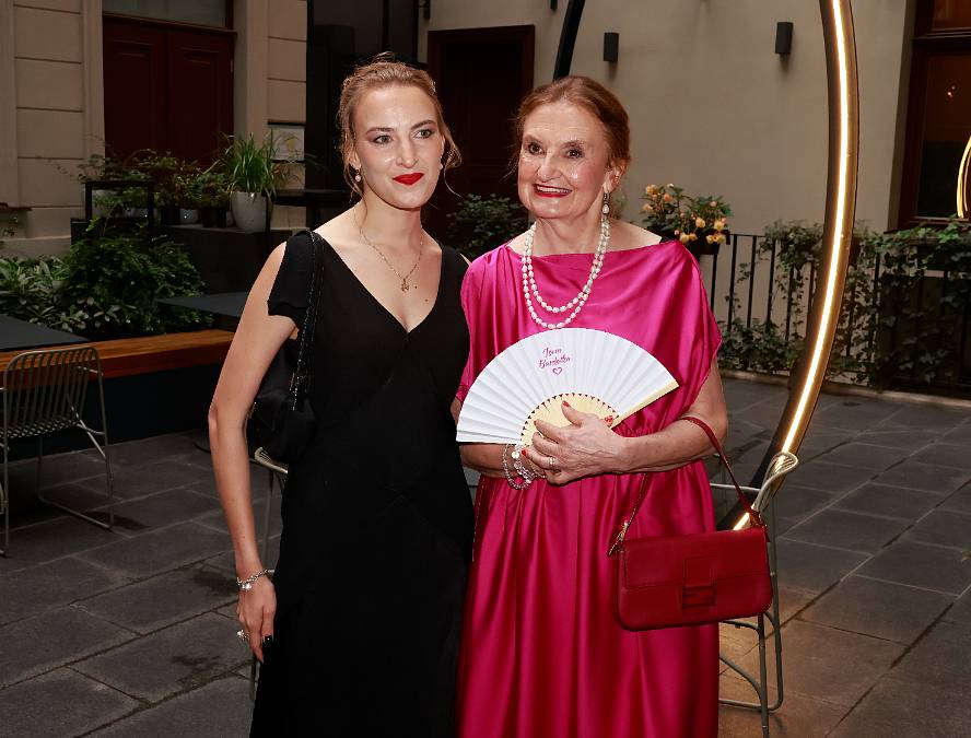 Spí na terase a snídá fíky. Eva Holubová ukázala, jak vypadá její život na Sicílii