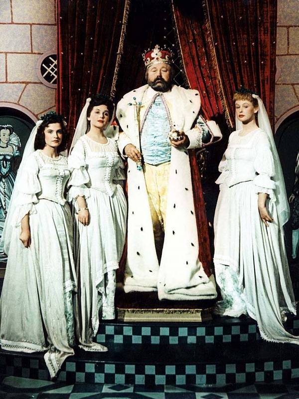 Jan Werich jako král s jeho dcerami.