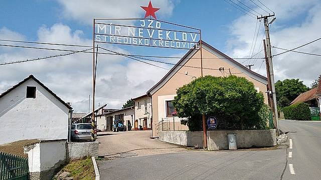 Vstupní brána JZD z filmu