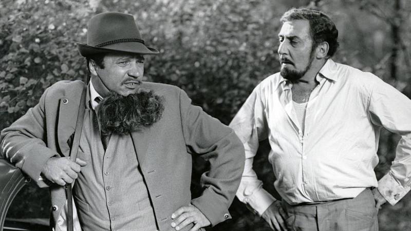 Menšík jako žárlivý manžel, Kopecký v roli záletného pacienta v lázních ve filmu Alfons Karásek v lázních