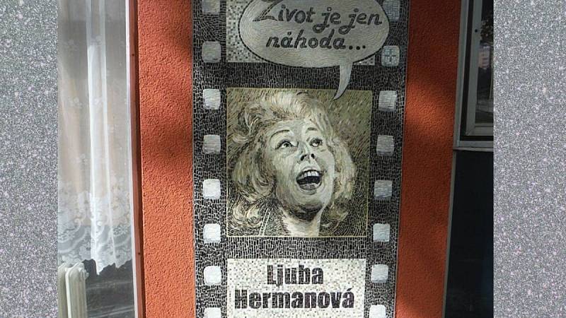 Pamětní deska. Autorka mozaiky Jana Voldřichová