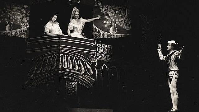 Národní divadlo 1941, Benátská maškaráda, zleva Vlasta Fabianová, Jiřina Šejbalová, Eduard Kohout