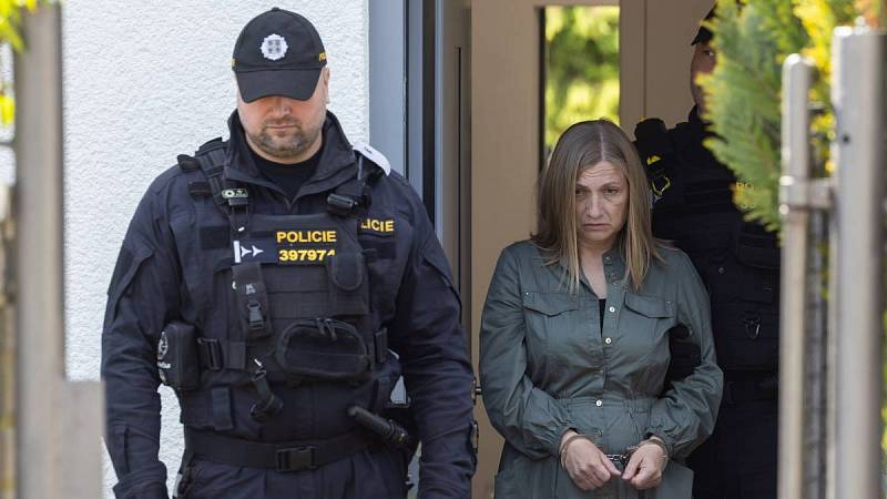 Policista odvádí matku Agáty.