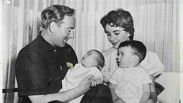 Elizabeth Taylor a Michael Wilding, děti Christopher Edward Wilding a Michael Wilding, Jr., 1956.