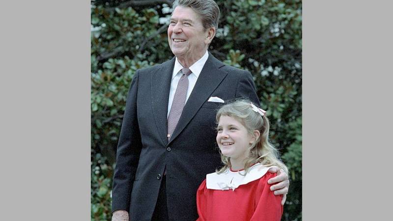 Prezident Reagan s Drew Barrymore na slavnostním zahájení programu Mladí astronauti, 17. října 1984