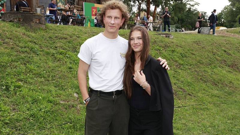 František Ferdinand Hlavica a Mia Klimkova jako Adam a Linda