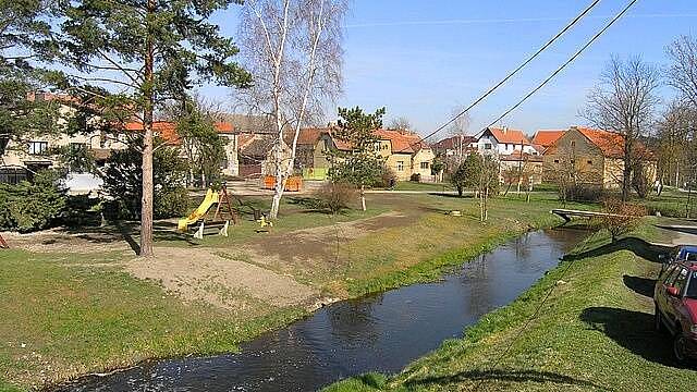 Křeslice, poklidná venkovská atmosféra