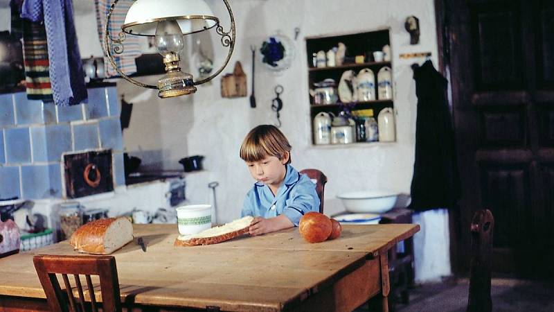 Záběr z filmu Pod jezevčí skálou