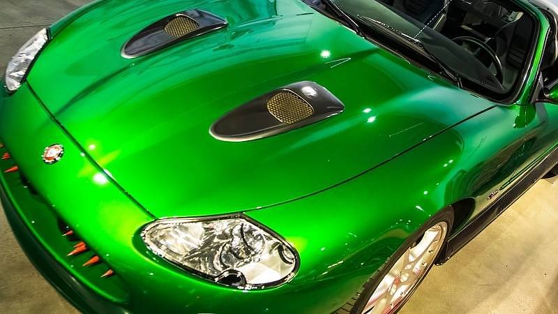 ikonický jaguár z bondovky