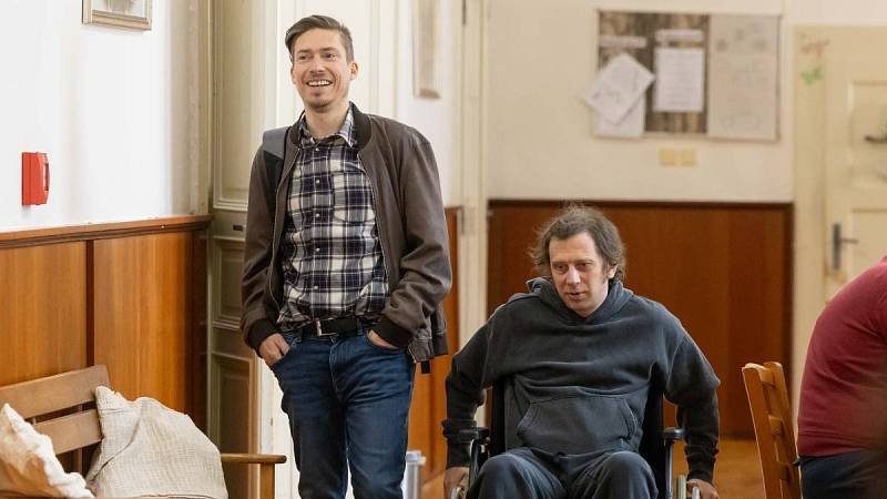 Rosťa řekne Lukášovi o příletu Heleny.