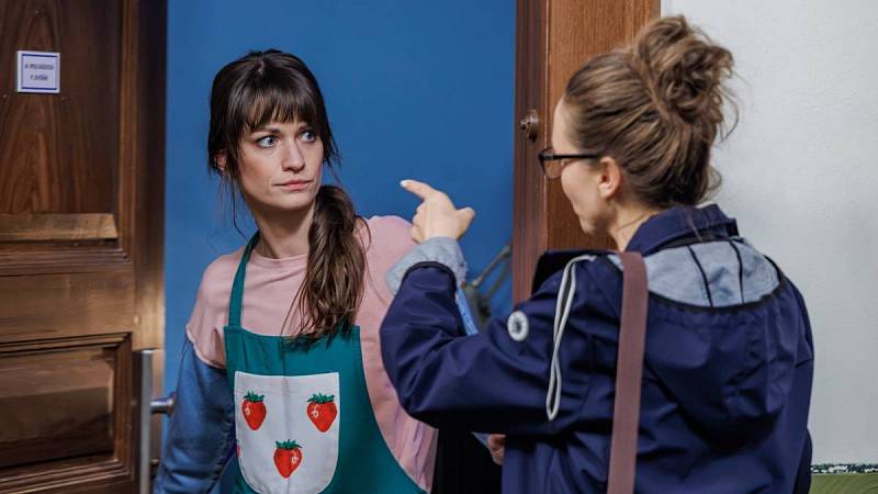 Soňa si podává Magdu.