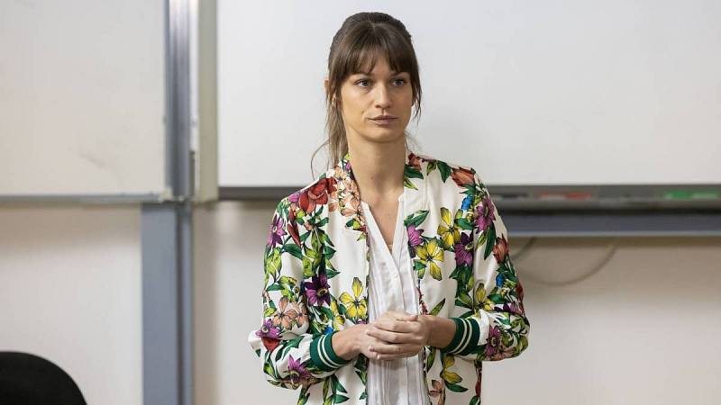 Eddie si není jistý, jestli Magda chce dál pokračovat v učitelství