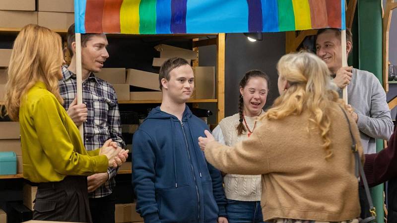 Tihle všichni ve znělce chybějí.