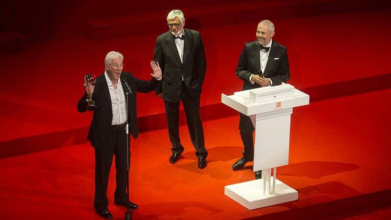 Herec Richard Gere, prezident festivalu Jiří Bartoška a moderátor Marek Eben na slavnostním zahájení 50.MFF KV