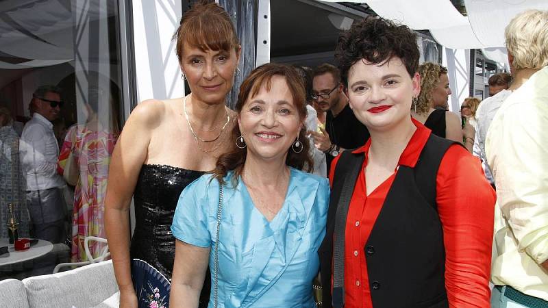 Lenka Vlasáková, Alena Mihulová a Karolína Kachyňová