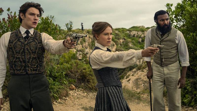 Louis Partridge, Millie Bobby Brown, Himesh Patel