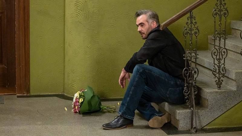 Po facce od Adriany skončil na schodech.