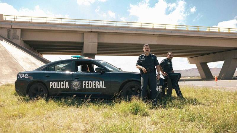 policejní hlídka, která náhodou zastavila hledaného zločince