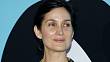 Hororový seriál Jaga oživuje slovanskou legendu. V novince s Carrie-Anne Moss zní i slavný český hit
