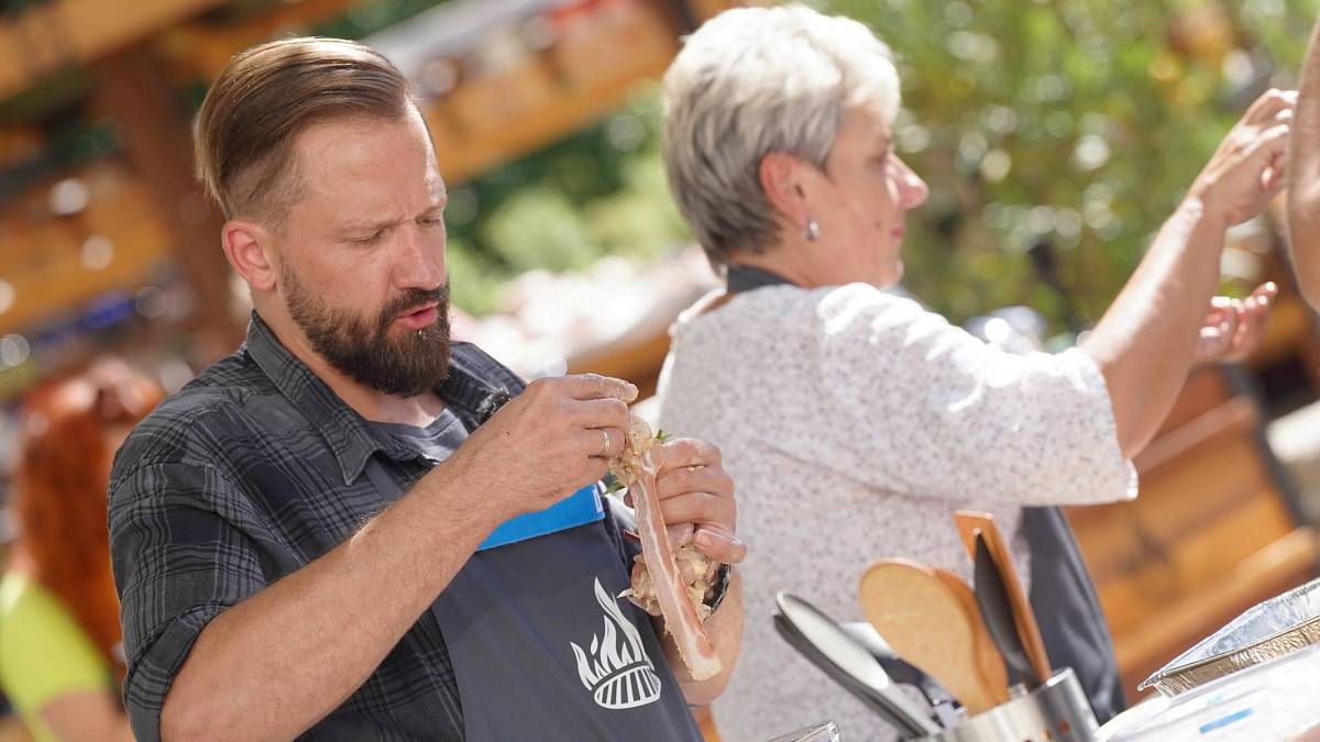 Česko na grilu: Arogantní David už svým chováním k matce všechny štve. Co to předvádí, ptají se ostatní Česko na grilu: Arogantní David už svým chováním k matce všechny štve. Co to předvádí, ptají se ostatní