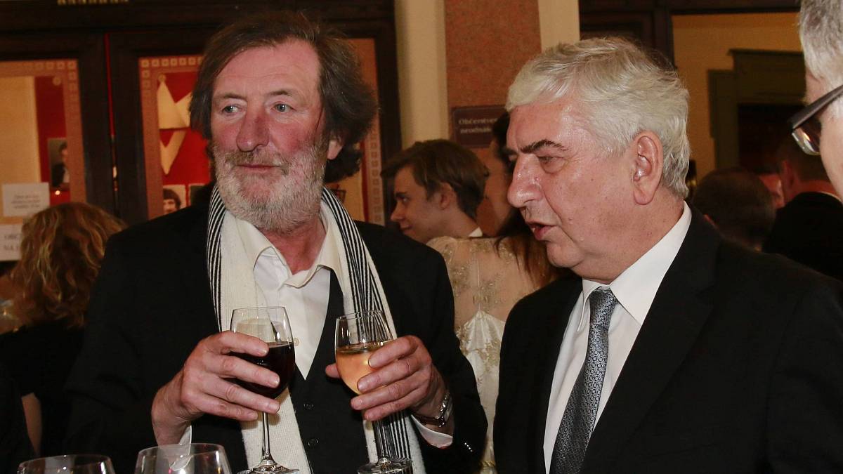 Chyby se nevyhnuly ani legendárním Pelíškům, kde vykukuje nožka člena štábu a košile se sama čistí Chyby se nevyhnuly ani legendárním Pelíškům, kde vykukuje nožka člena štábu a košile se sama čistí