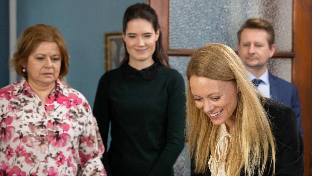 Ulice: Linda Rybová měla 1 pokus na to, aby pozvracela známého stomatologa. Toho její výkon potěšil Ulice: Linda Rybová měla 1 pokus na to, aby pozvracela známého stomatologa. Toho její výkon potěšil