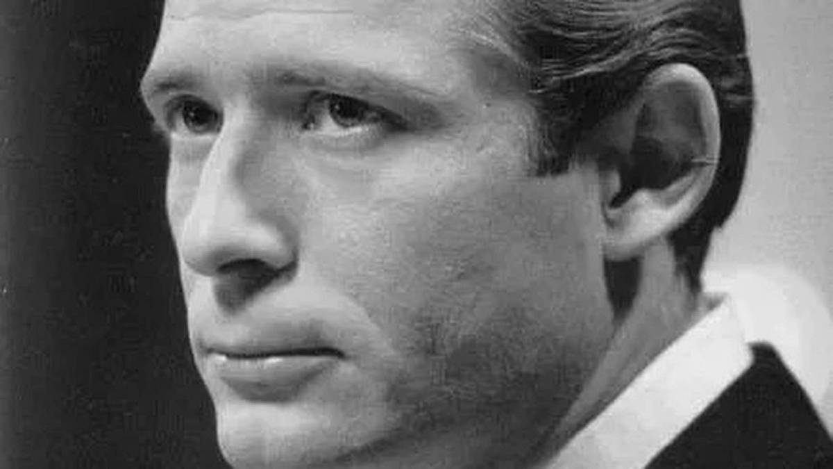 Jiří Kodet alias cholerik Kraus z Pelíšků byl herec s velkým H, známý elegán a gentleman, doma to s ním ale vůbec neměli lehké Jiří Kodet alias cholerik Kraus z Pelíšků byl herec s velkým H, známý elegán a gentleman, doma to s ním ale vůbec neměli lehké