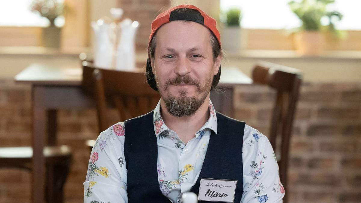 Ulice: Mário ohromil diváky. Hudbu k jeho „Cejchu“ složil člen Support Lesbiens Ulice: Mário ohromil diváky. Hudbu k jeho „Cejchu“ složil člen Support Lesbiens