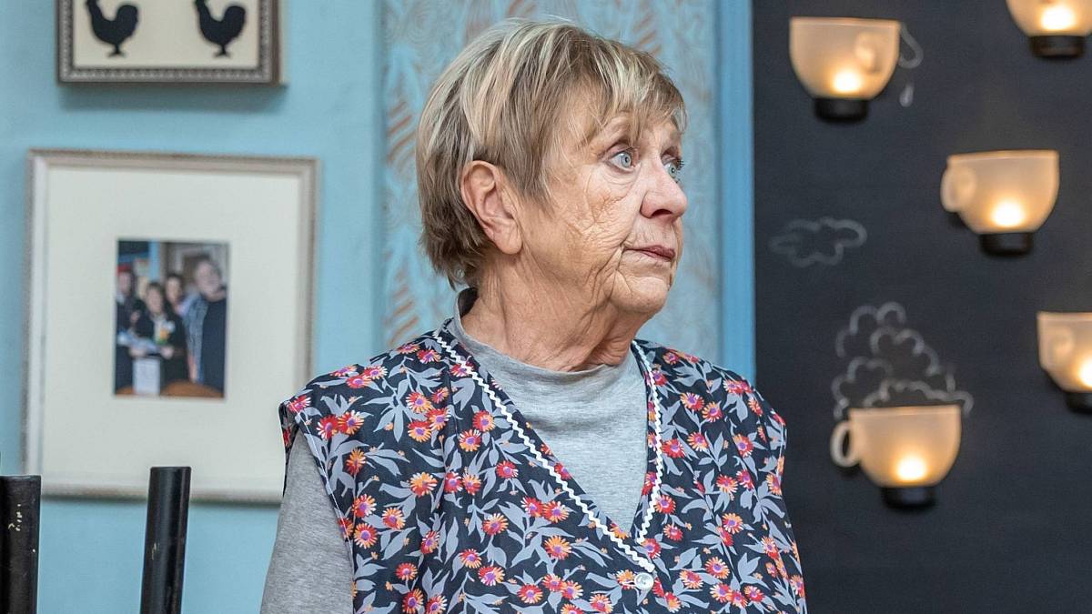 Bylo jí přes 70 a i přes nářky na nízký důchod a nedostatek příležitostí je stále neodmyslitelnou součástí obrazovky Bylo jí přes 70 a i přes nářky na nízký důchod a nedostatek příležitostí je stále neodmyslitelnou součástí obrazovky