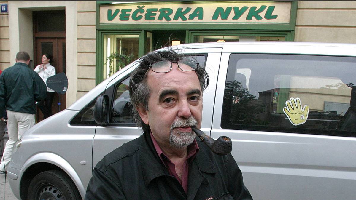 Čas skončit? Dnes je to přesně 20 let od první klapky natáčení Ulice, někteří diváci prohlašují tuto sezónu za dosud nejhorší Čas skončit? Dnes je to přesně 20 let od první klapky natáčení Ulice, někteří diváci prohlašují tuto sezónu za dosud nejhorší