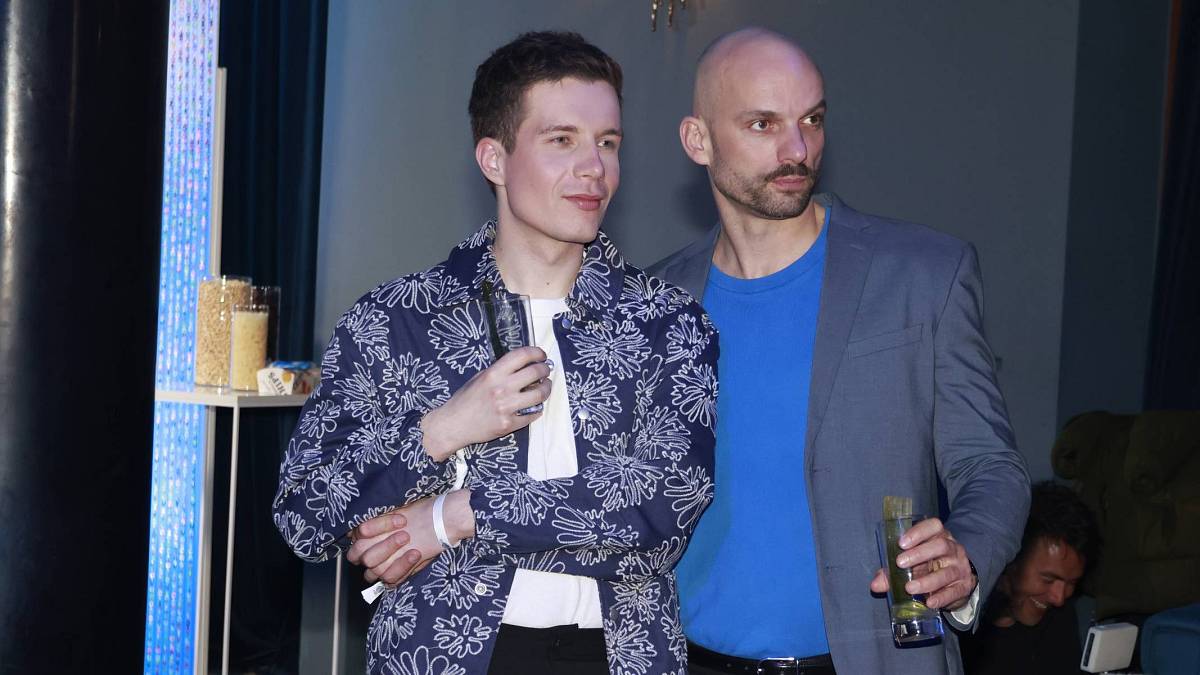 S kým žije Daniel Krejčík: S mužem, který řídí jeho život i základní školu