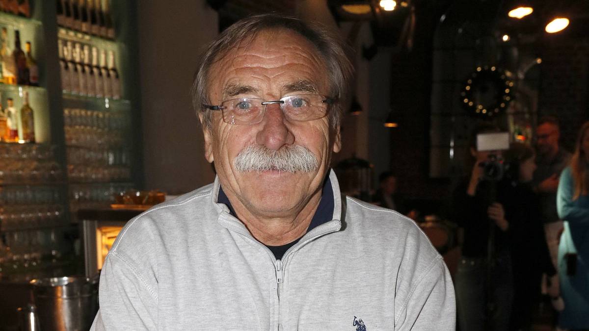 Pamatujete na tohoto herce v bílém plášti? Dnes vás překvapí svou vitalitou Pamatujete na tohoto herce v bílém plášti? Dnes vás překvapí svou vitalitou