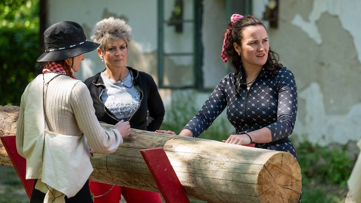 Veve z Farmy chtěla tanga, dostala gaťky po babičce. A všichni by si přáli mlhu, když se šel Luboš koupat Veve z Farmy chtěla tanga, dostala gaťky po babičce. A všichni by si přáli mlhu, když se šel Luboš koupat