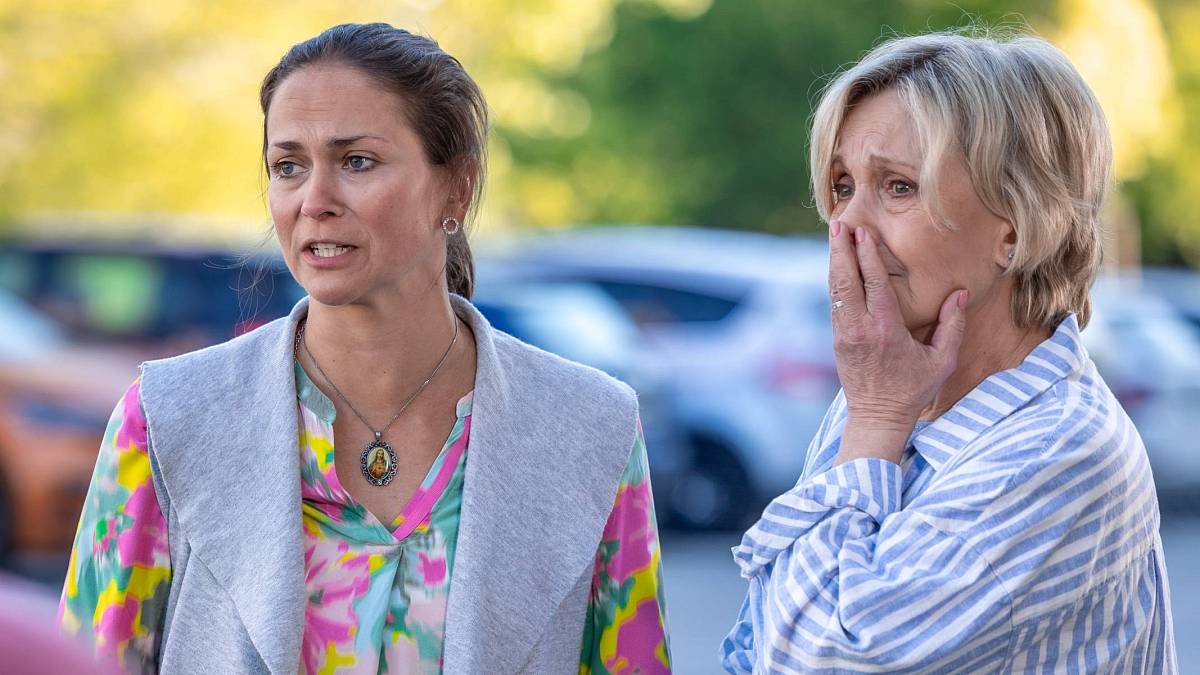 Ulice vstupuje do 21. sezóny: Dlouho očekávaný polibek, nehoda a ředitel, kterého nikdo nečekal Ulice vstupuje do 21. sezóny: Dlouho očekávaný polibek, nehoda a ředitel, kterého nikdo nečekal