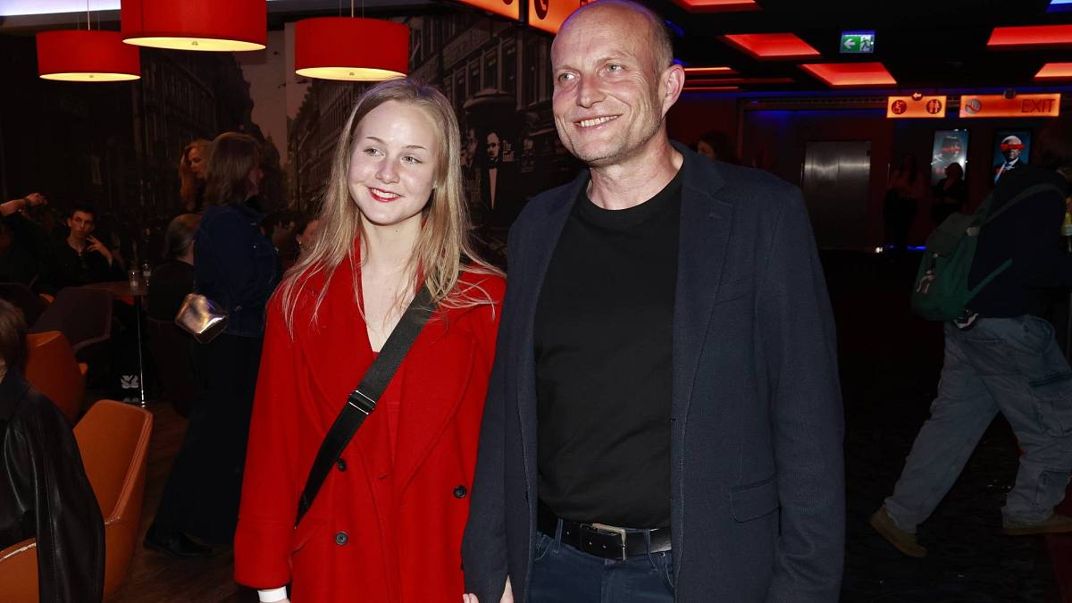 Herec ze seriálu Slunečná má novou přítelkyni: Pokud je pravda vše, co o sobě herec říká, není se čemu divit, že se o něj ženy perou