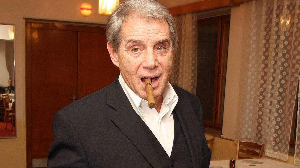 V lékárně mu nechtěli prodat jed, když jim ukázal fotku tchyně. Tak si drsňáka se sametovým barytonem pamatujeme