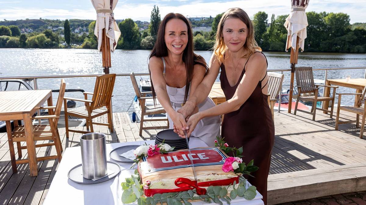Ulice slaví 20 let. K narozeninám jí přišly popřát desítky herců ze všech sezón Ulice slaví 20 let. K narozeninám jí přišly popřát desítky herců ze všech sezón